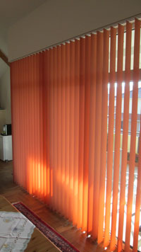 Lamellenvorhang als Sonnenschutzlösung für große Fensterfronten